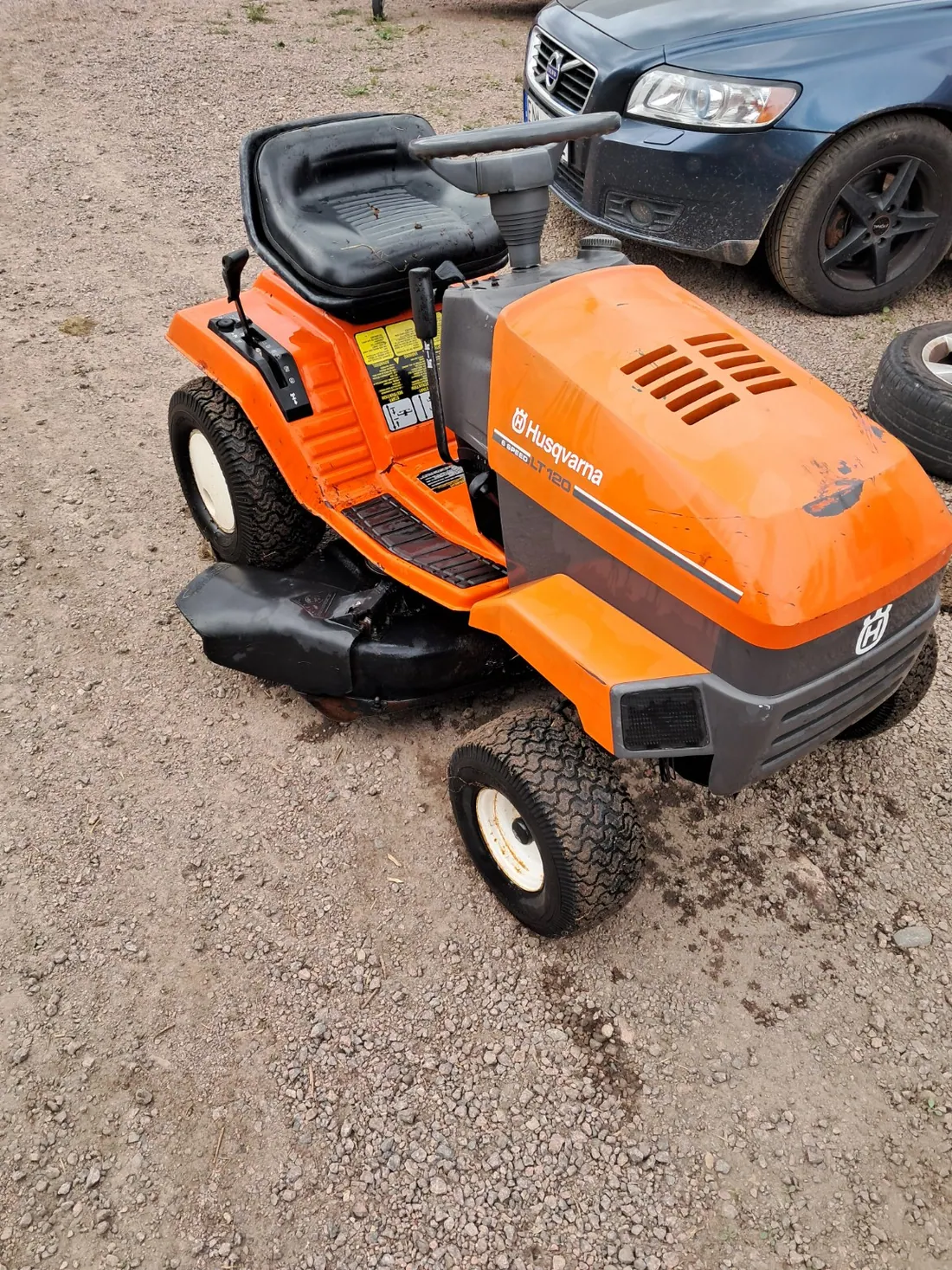 Äldre orange åkgräsklippare från maskinverksamheten