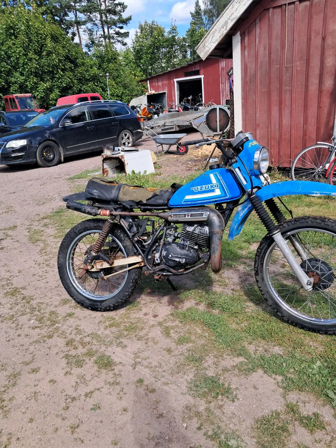 Äldre blå terrängmotorcykel utomhus