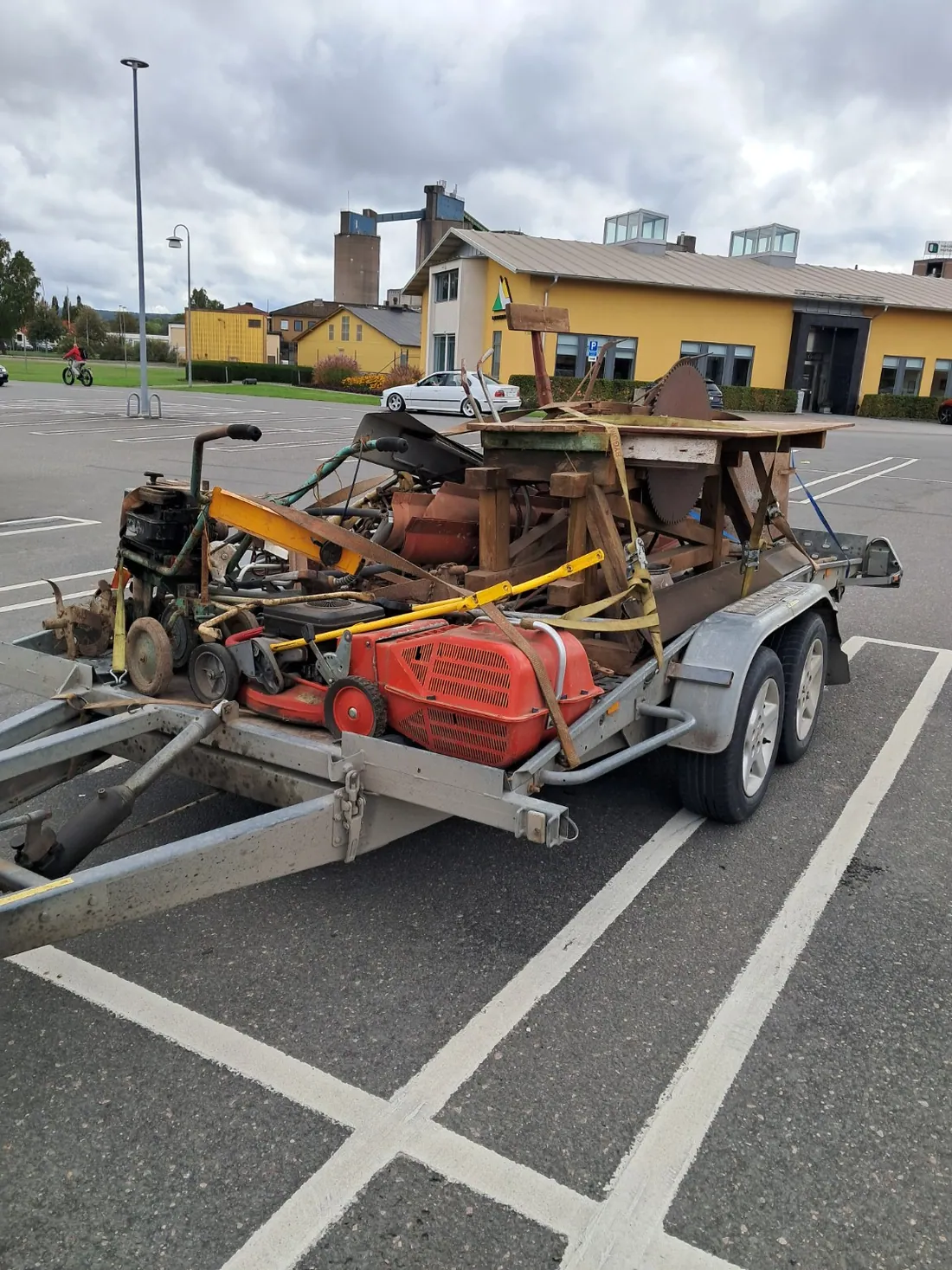 Begagnade gräsklippare och annan utrustning på en transport, foto från verksamheten