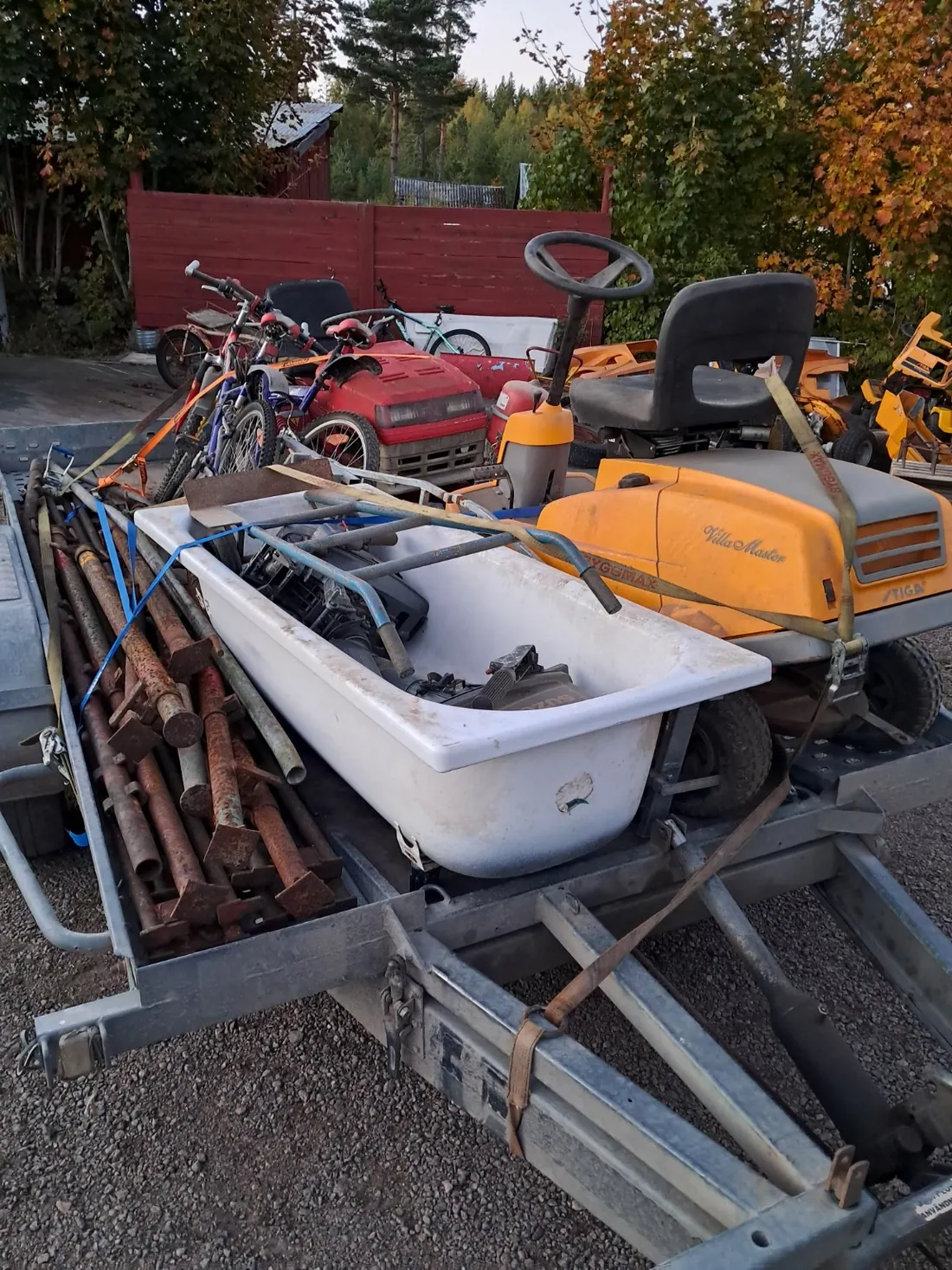 Blandade använda föremål och maskiner samlade för transport