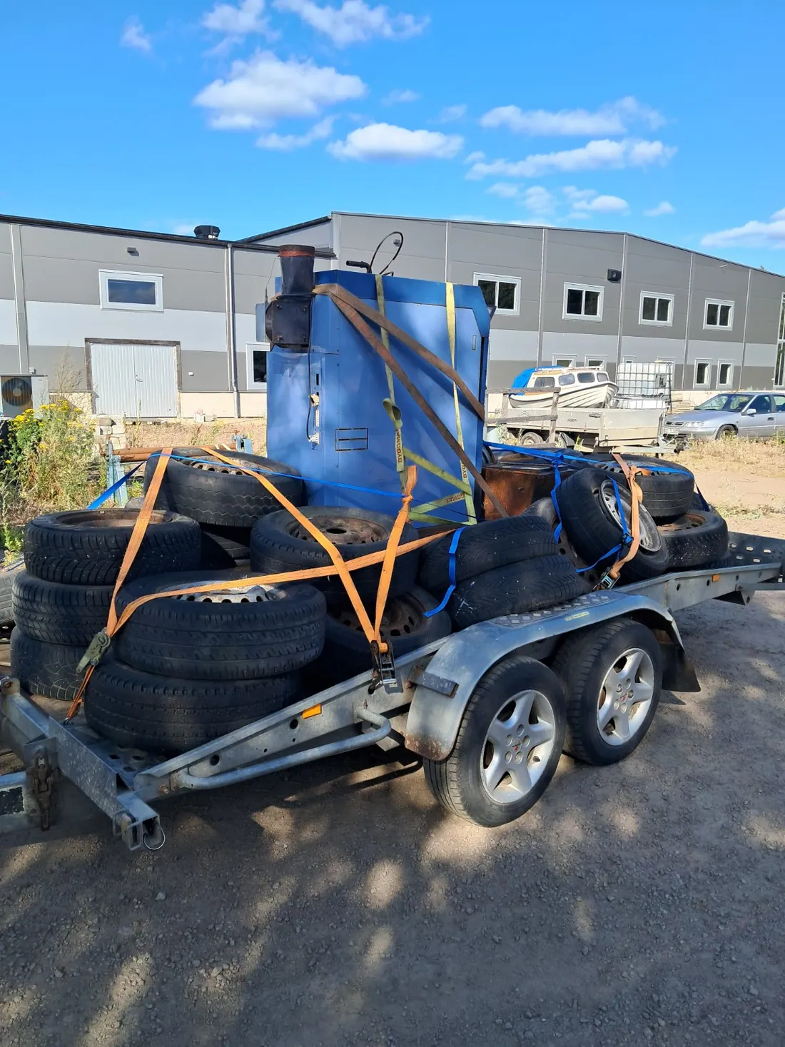 Maskinrelaterad utrustning säkrad på släpvagn under ett annat transportuppdrag